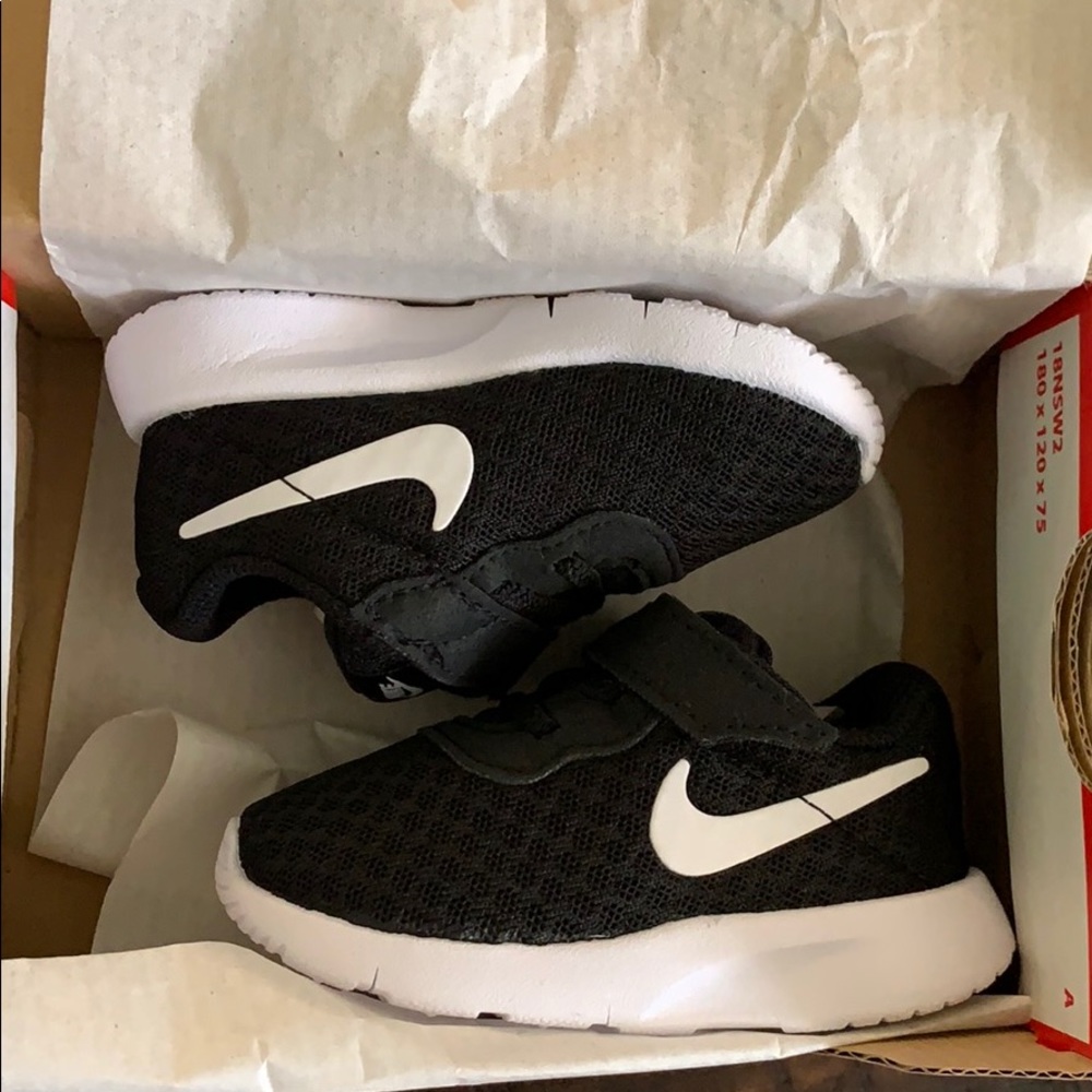 Brand new. Little kids Nike Tennis shoes. 4c